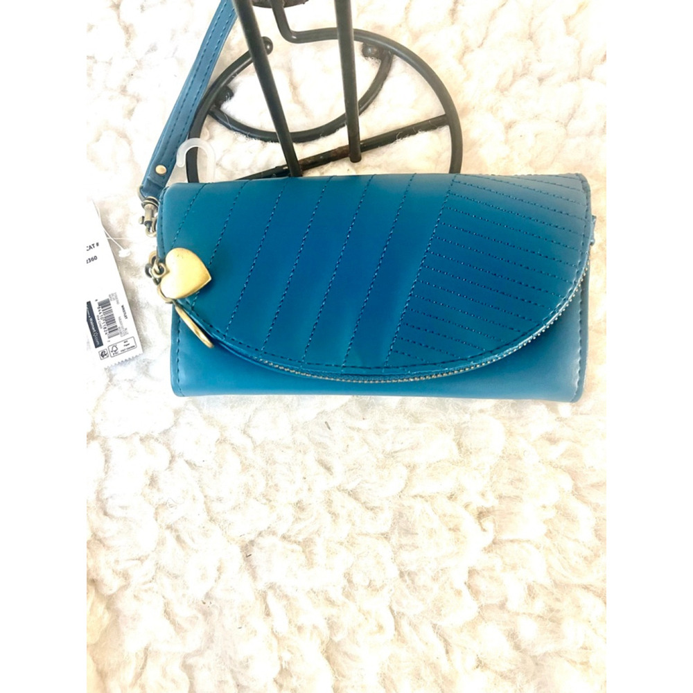 NWT No Boundaries Women's Charlotte Coin Pocket Wristlet wallet wt a heart charm